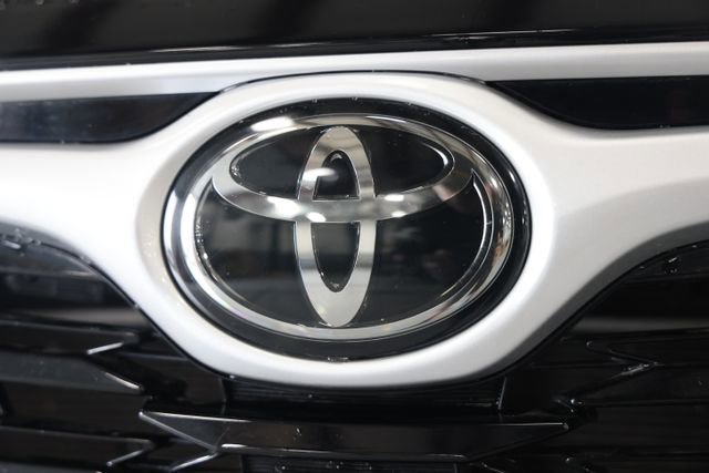 Used 2021 Toyota Highlander XLE AWD/4WD image 4