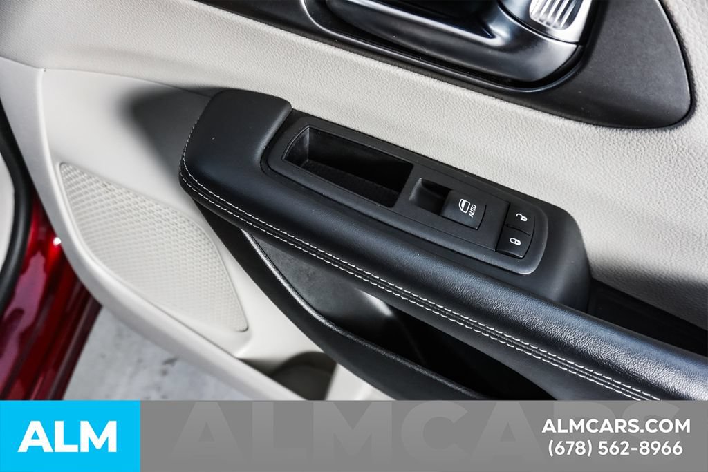 Used 2023 Chrysler Pacifica Touring-L FWD image 36