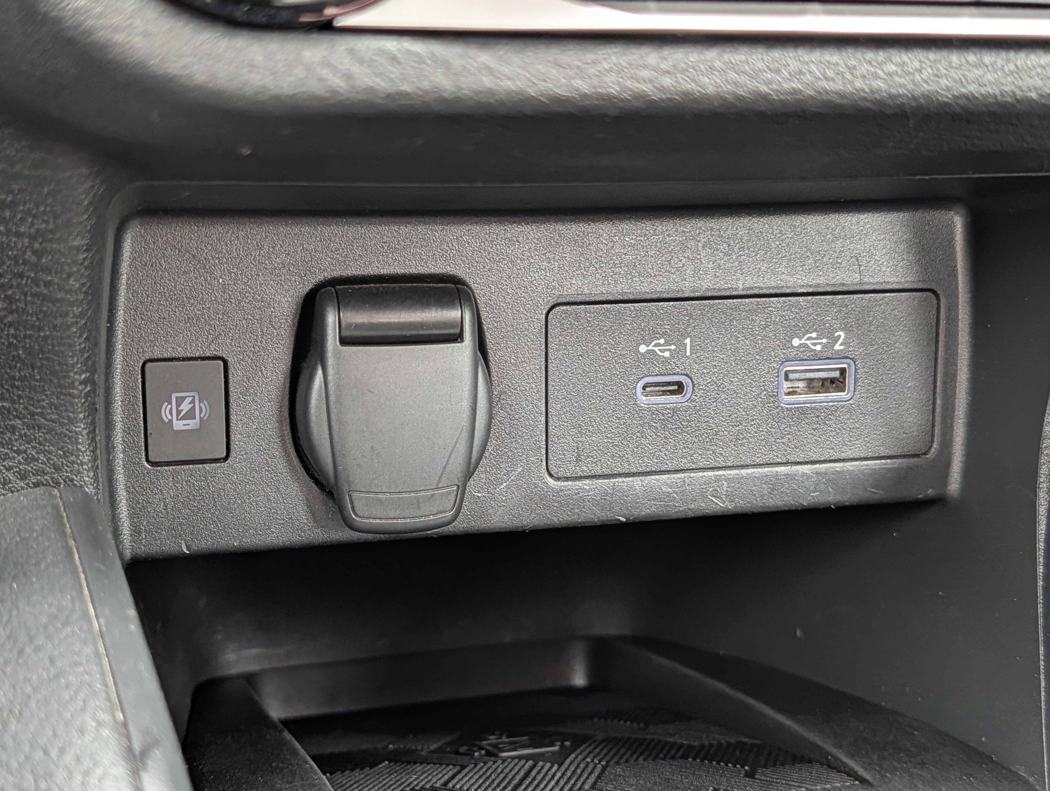 Used 2024 Nissan Versa SR FWD image 28