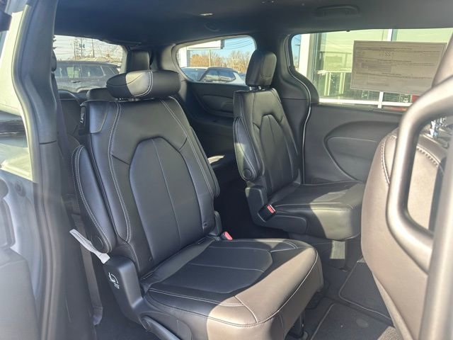 New 2026 Chrysler Pacifica Select image 16