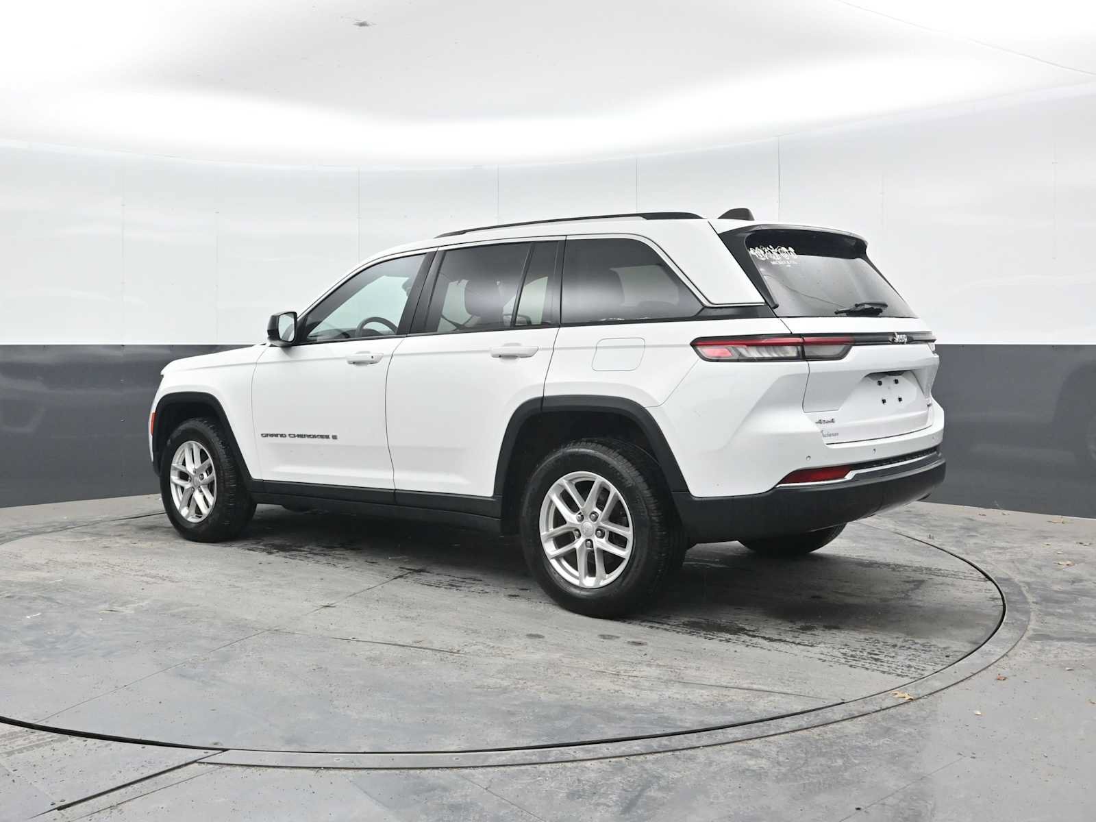 Used 2023 Jeep Grand Cherokee Laredo AWD/4WD image 2