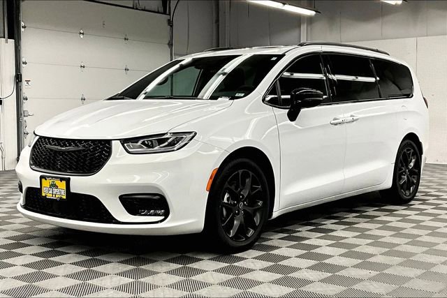 Used 2025 Chrysler Pacifica Limited image 12