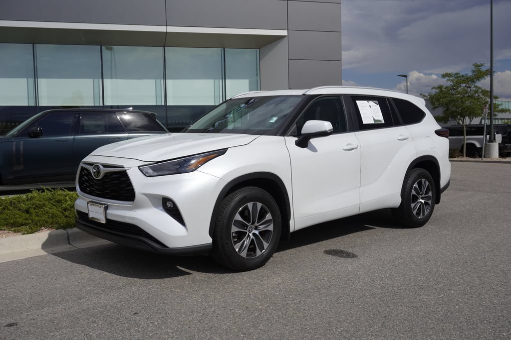 Used 2026 Toyota Highlander Limited AWD/4WD image 3