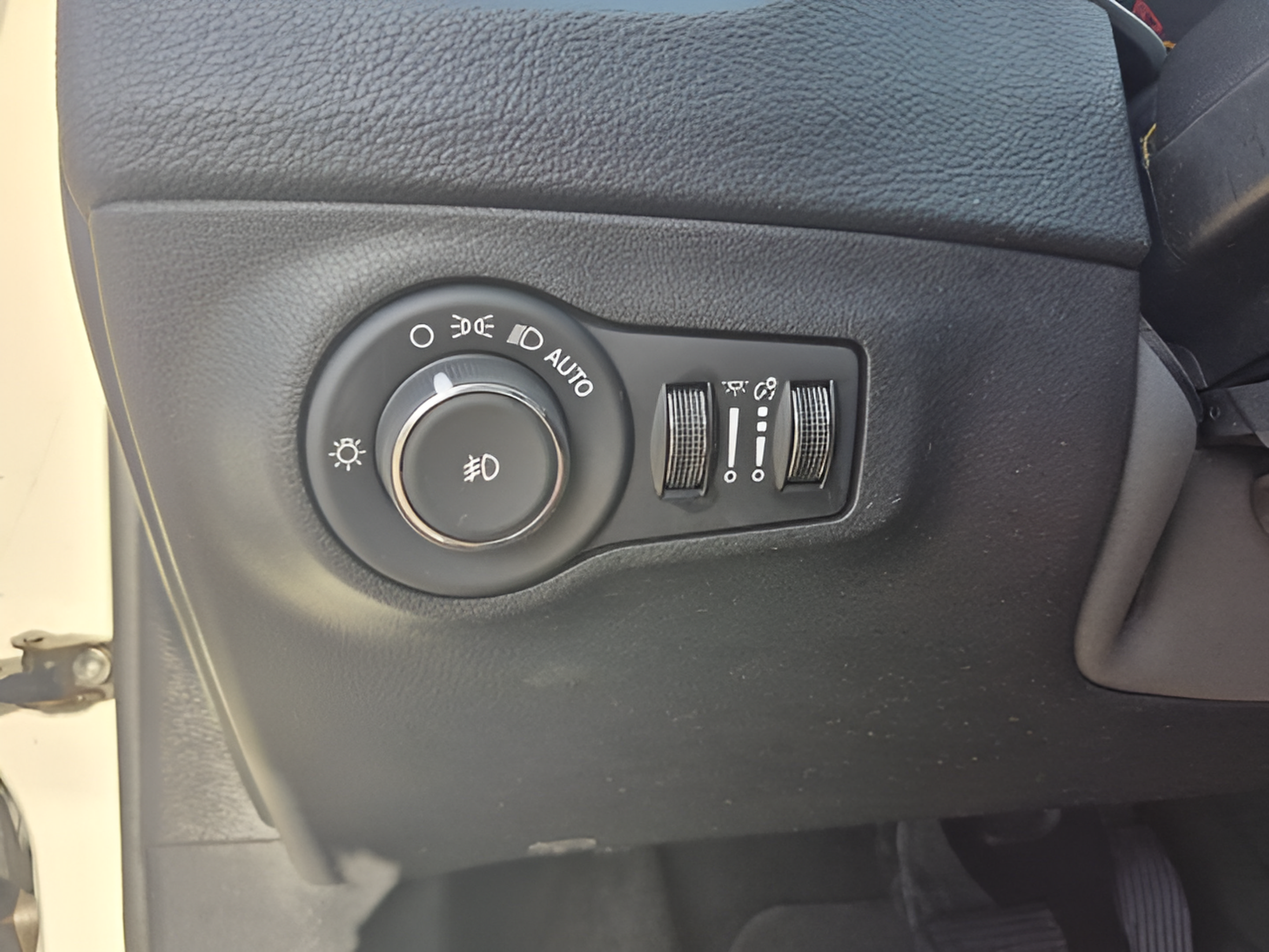 Used 2020 Jeep Compass Limited FWD image 28