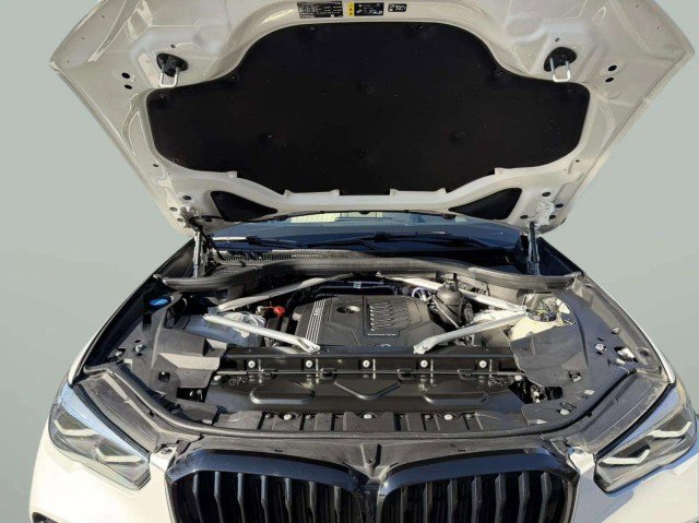 Used 2022 BMW X5 xDrive40i w/ M Sport Package image 32