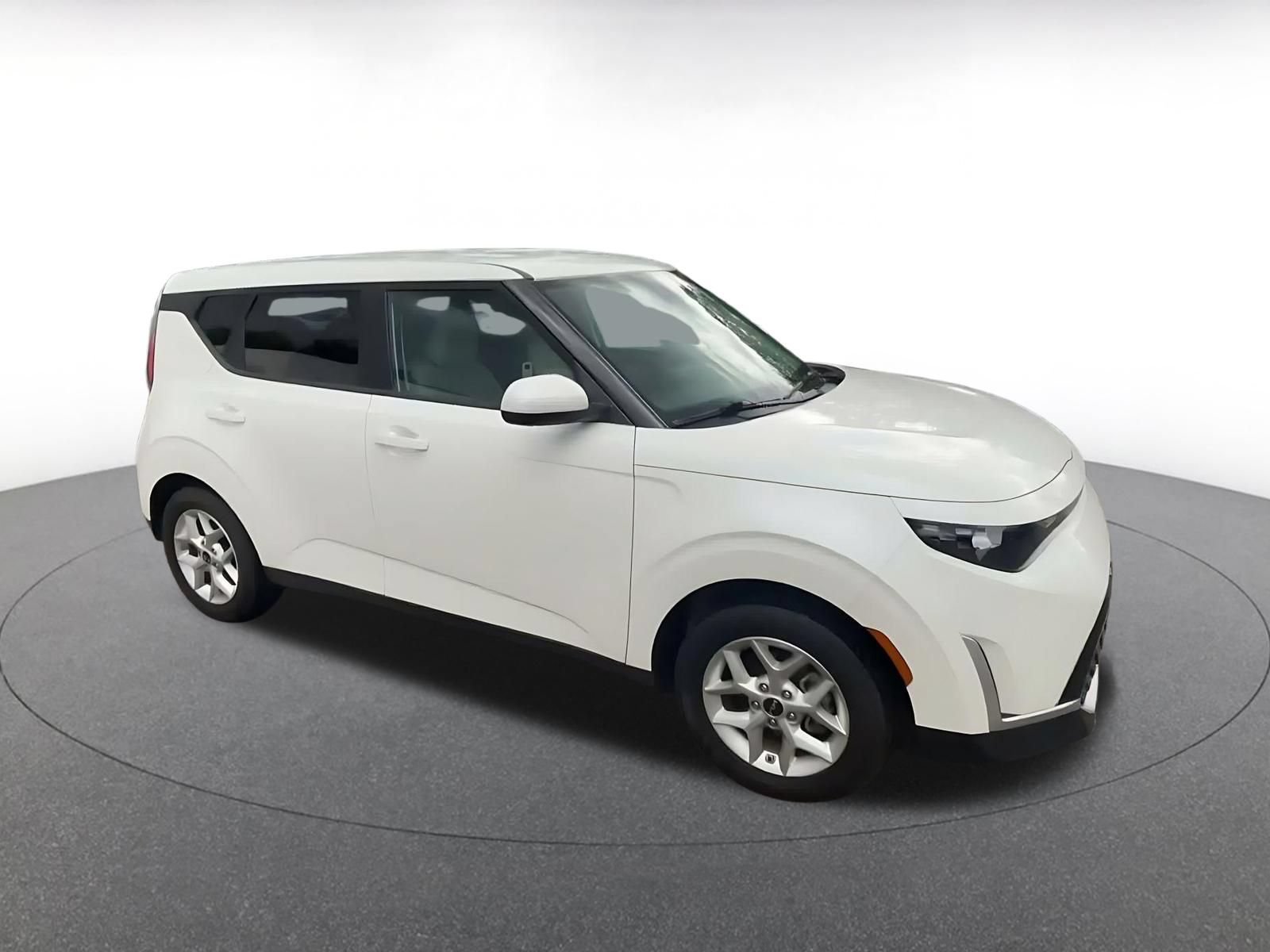 Used 2025 Kia Soul LX w/ LX Technology Package FWD image 2