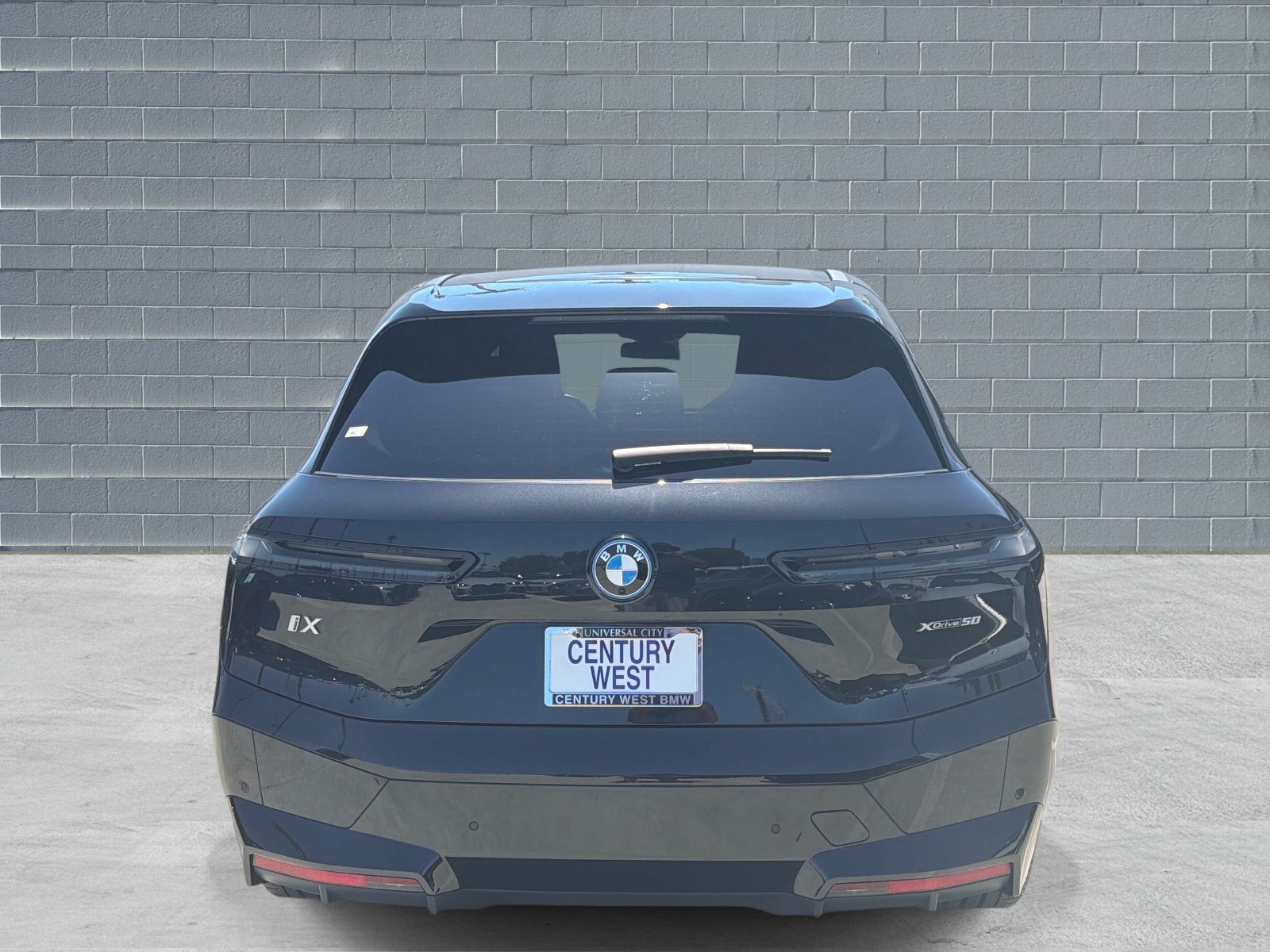 Used 2024 BMW iX xDrive50 w/ Sport Package AWD/4WD image 4