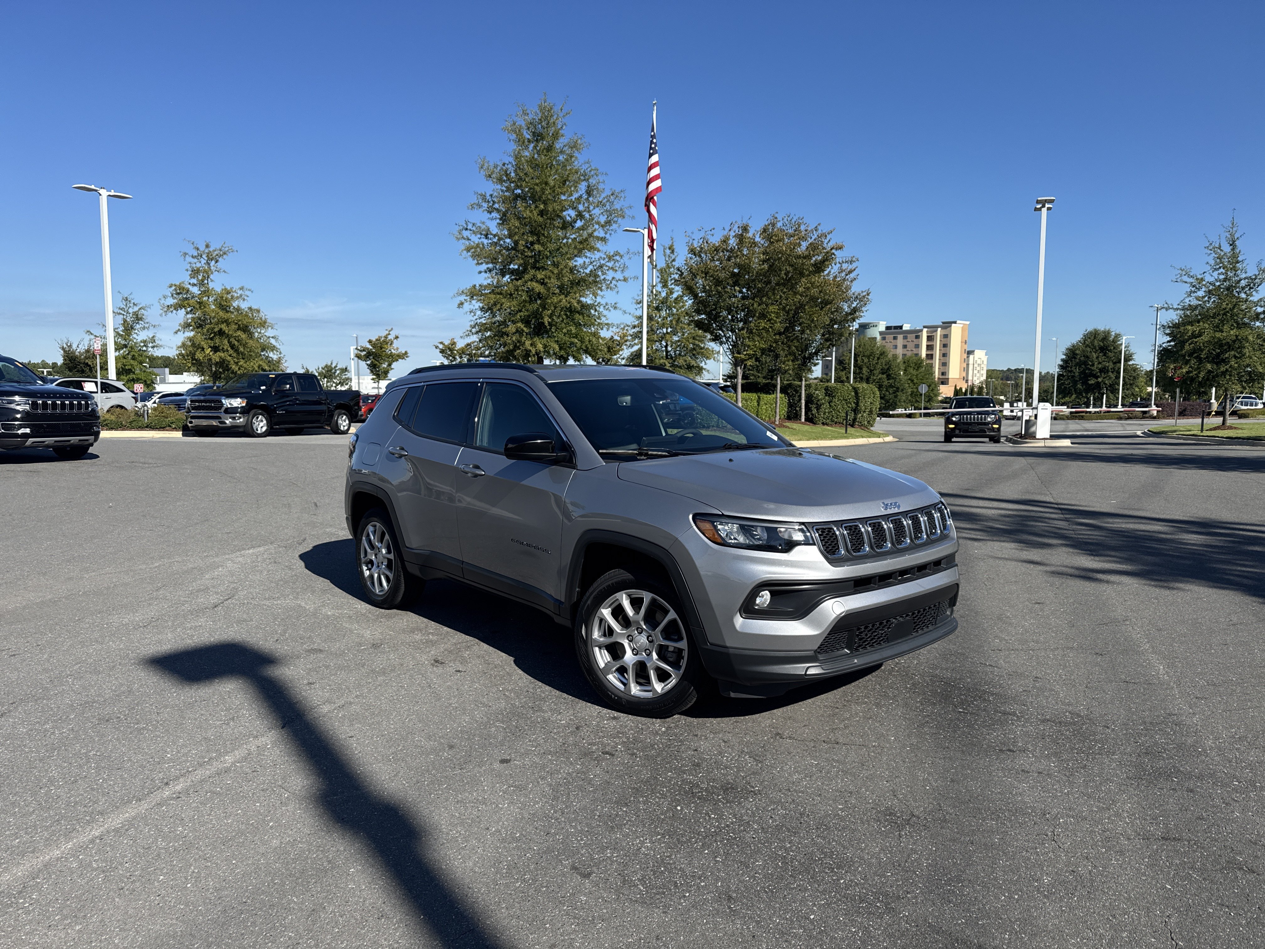 Used 2023 Jeep Compass Latitude AWD/4WD image 2