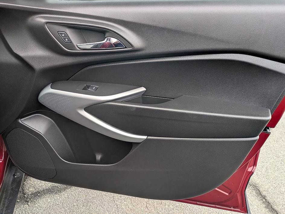 Certified 2025 Chevrolet Trax RS w/ Sunroof Package image 35