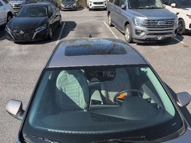 Used 2024 Hyundai Elantra Limited image 3