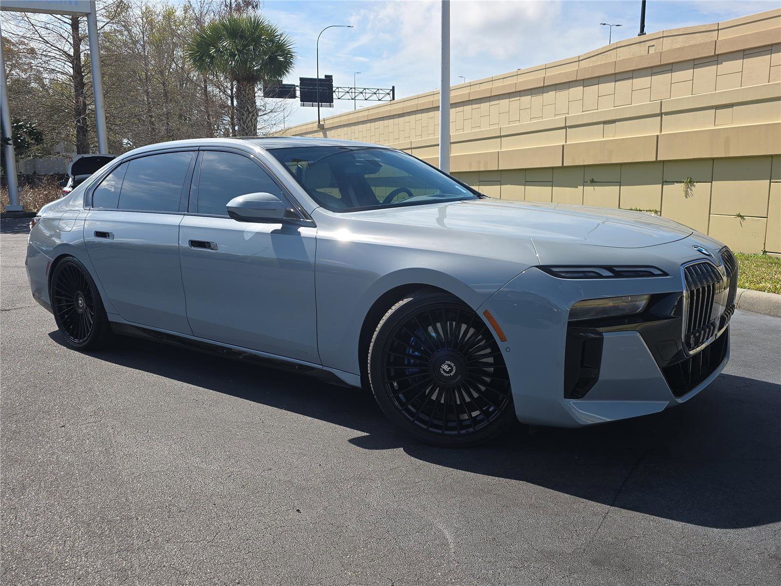 Used 2023 BMW 760i xDrive w/ Luxury Rear Seating Package image 27