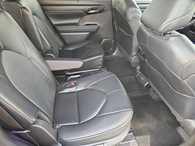 Used 2025 Toyota Highlander XLE FWD image 27