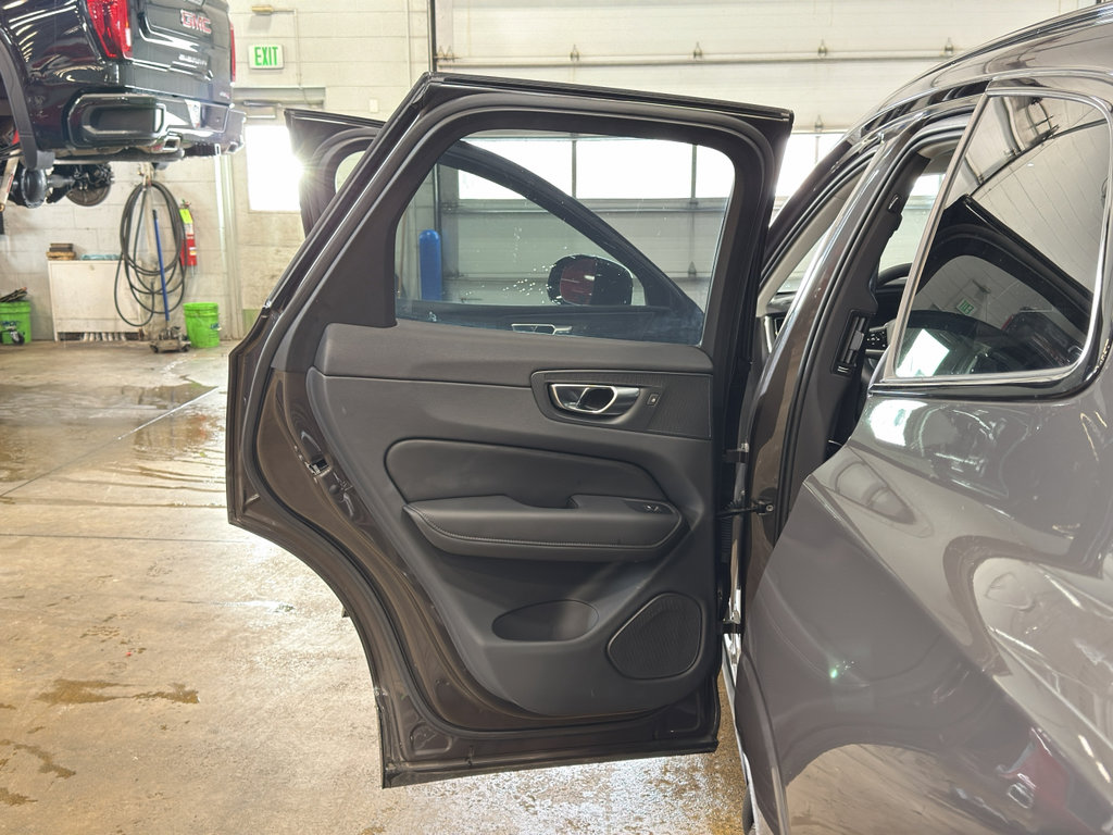 Used 2025 Volvo XC60 B5 Plus w/ Climate Package image 34