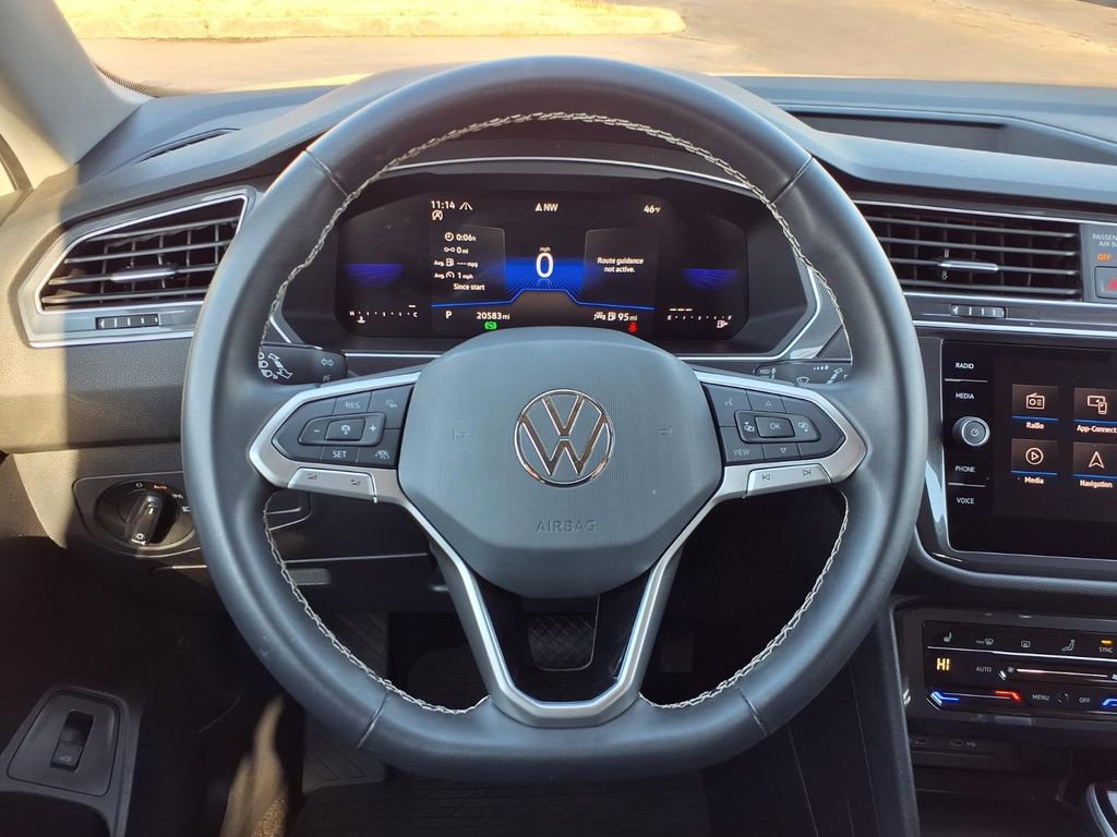 Used 2024 Volkswagen Tiguan SE image 1