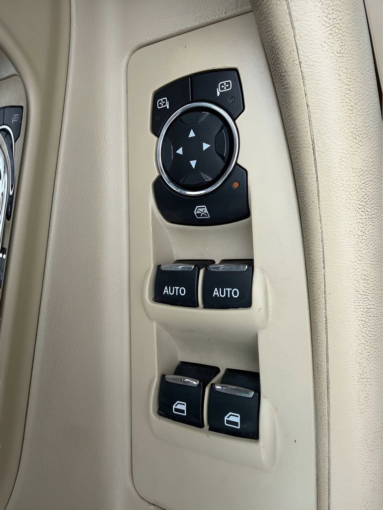 Used 2016 Ford Taurus Limited w/ Equipment Group 301A AWD/4WD image 15