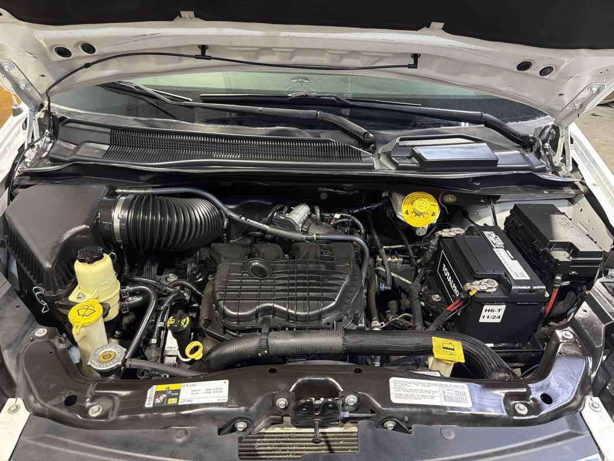 Used 2014 Chrysler Town & Country Touring FWD image 30