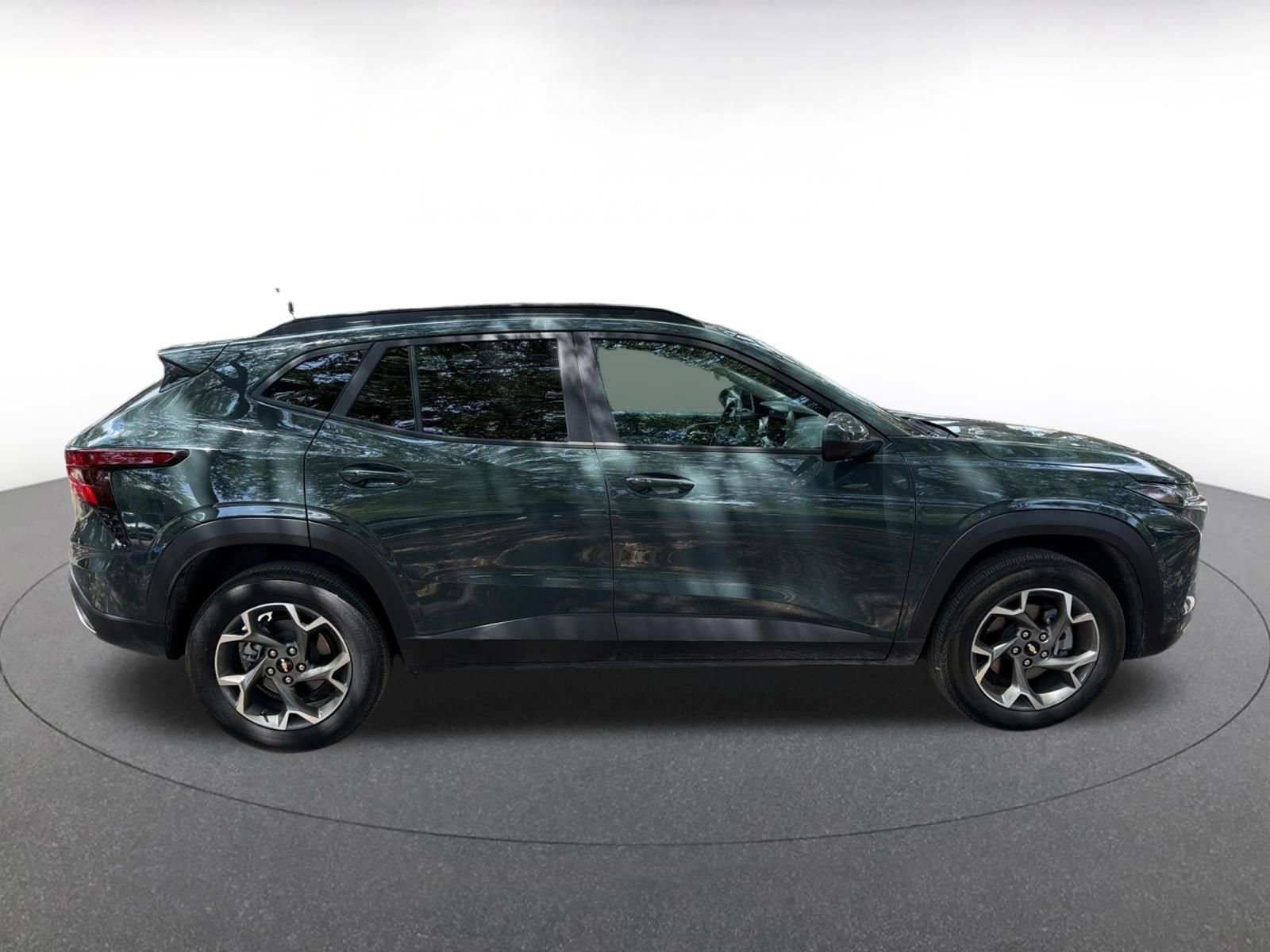 Used 2025 Chevrolet Trax LT w/ LT Convenience Package FWD image 8