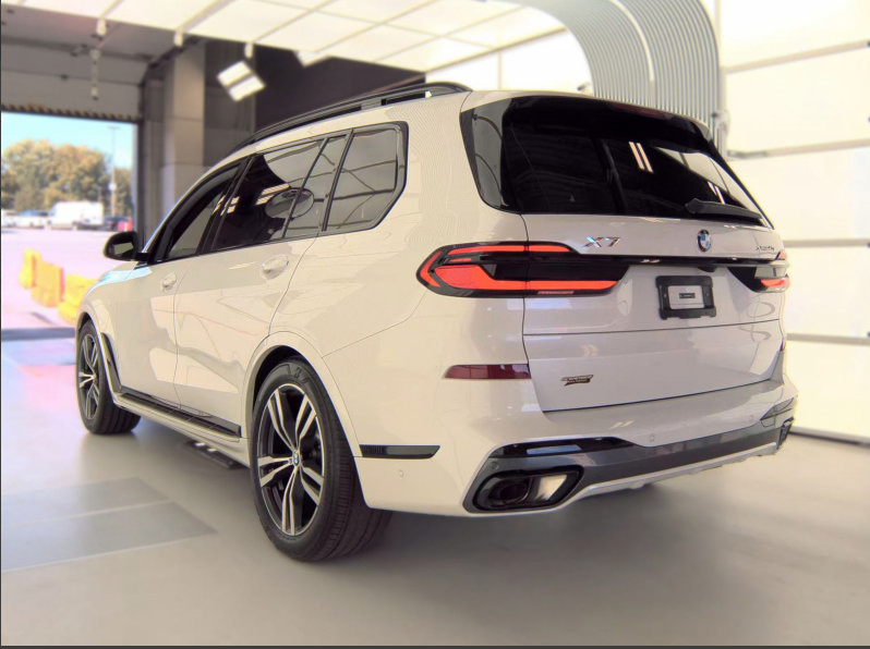Used 2025 BMW X7 xDrive40i w/ M Sport Package AWD/4WD image 5