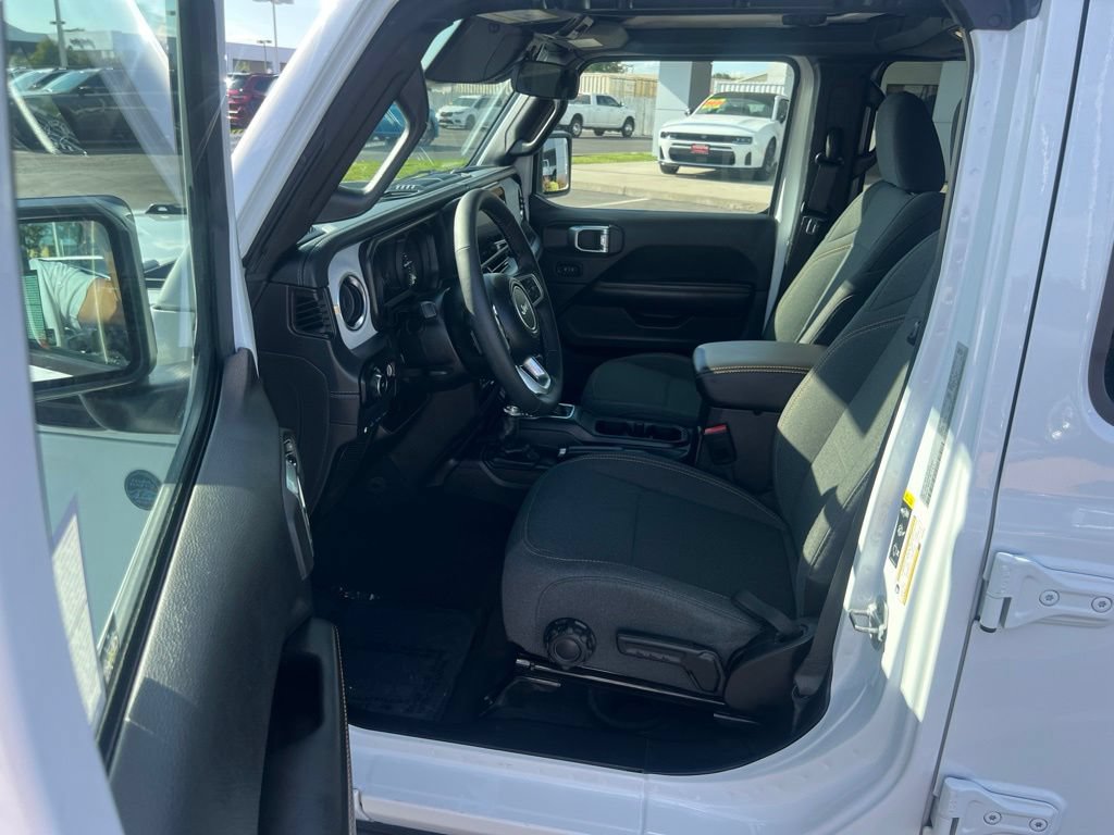 Used 2025 Jeep Wrangler Unlimited Sahara AWD/4WD image 16