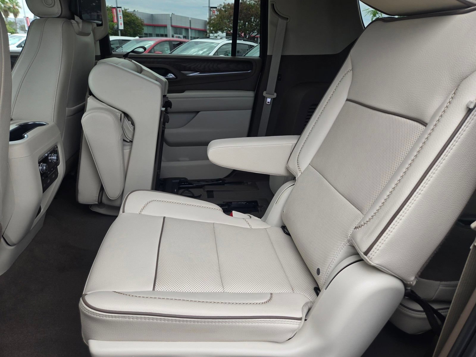 Used 2024 GMC Yukon XL Denali w/ Advanced Technology Package AWD/4WD image 17