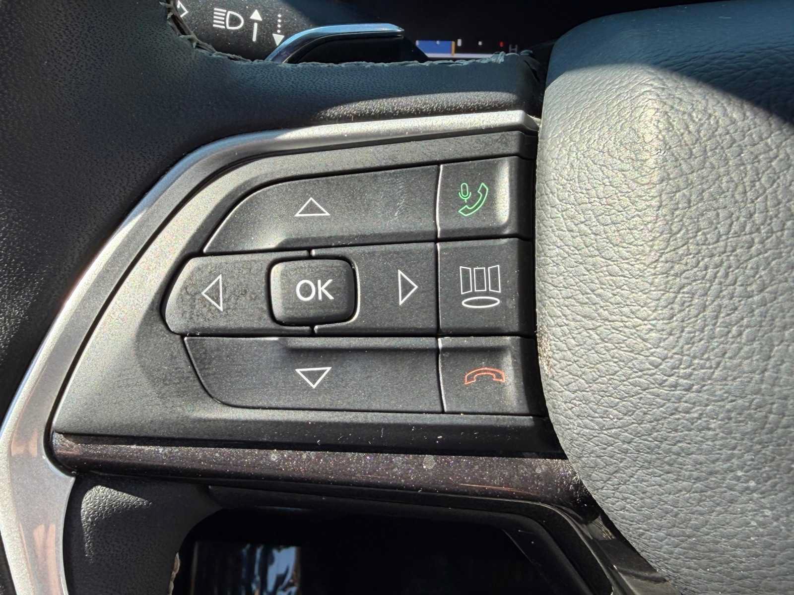 Used 2023 Jeep Grand Cherokee L Laredo RWD image 16