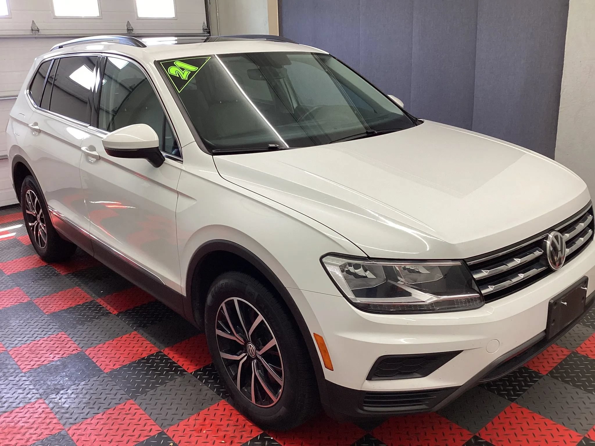 Used 2021 Volkswagen Tiguan SE w/ Panoramic Sunroof Package AWD/4WD image 2