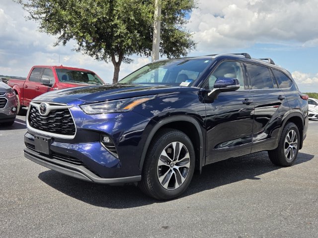 Used 2022 Toyota Highlander XLE AWD/4WD image 2
