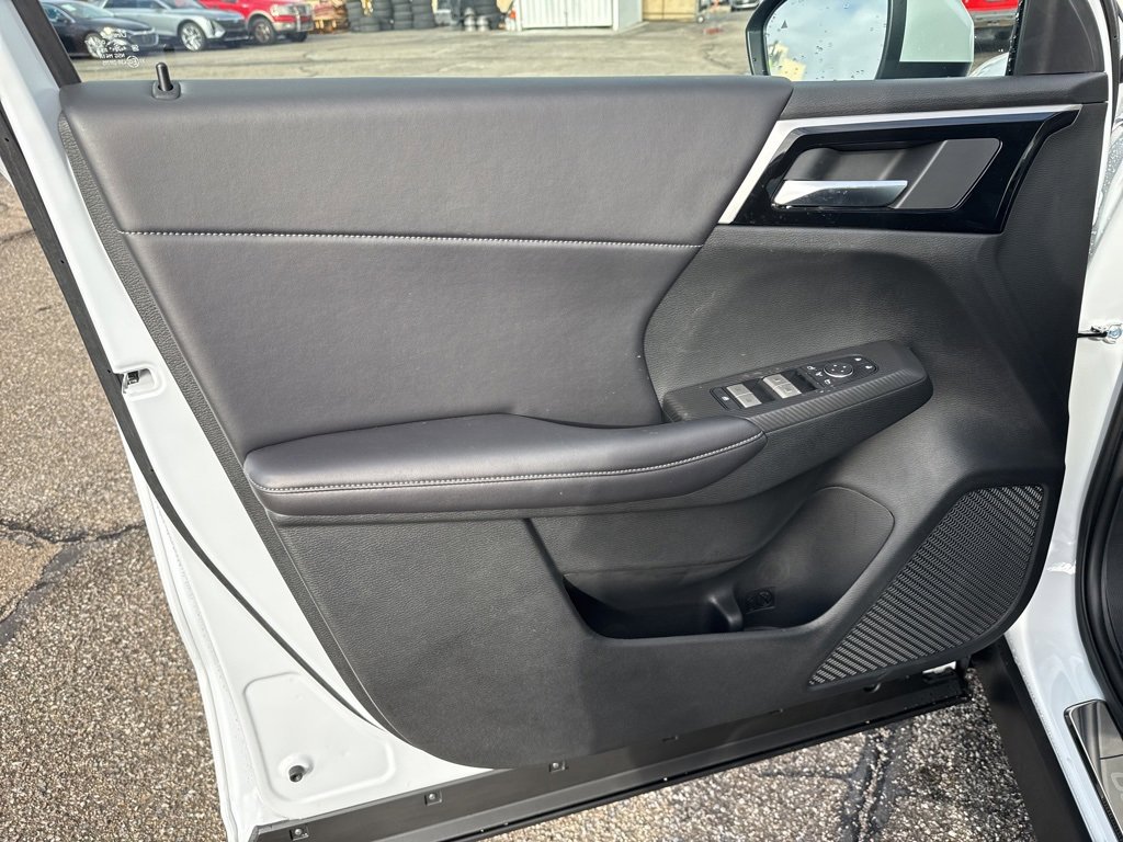 New 2025 Mitsubishi Outlander SE image 28