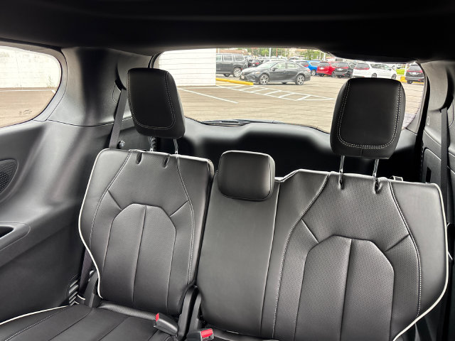 New 2027 Chrysler Pacifica Limited AWD/4WD image 10