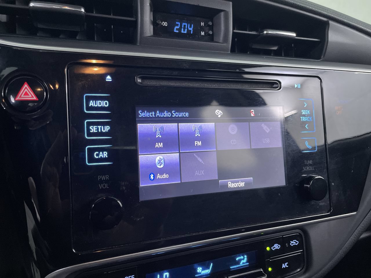 Used 2018 Toyota Corolla LE FWD image 14