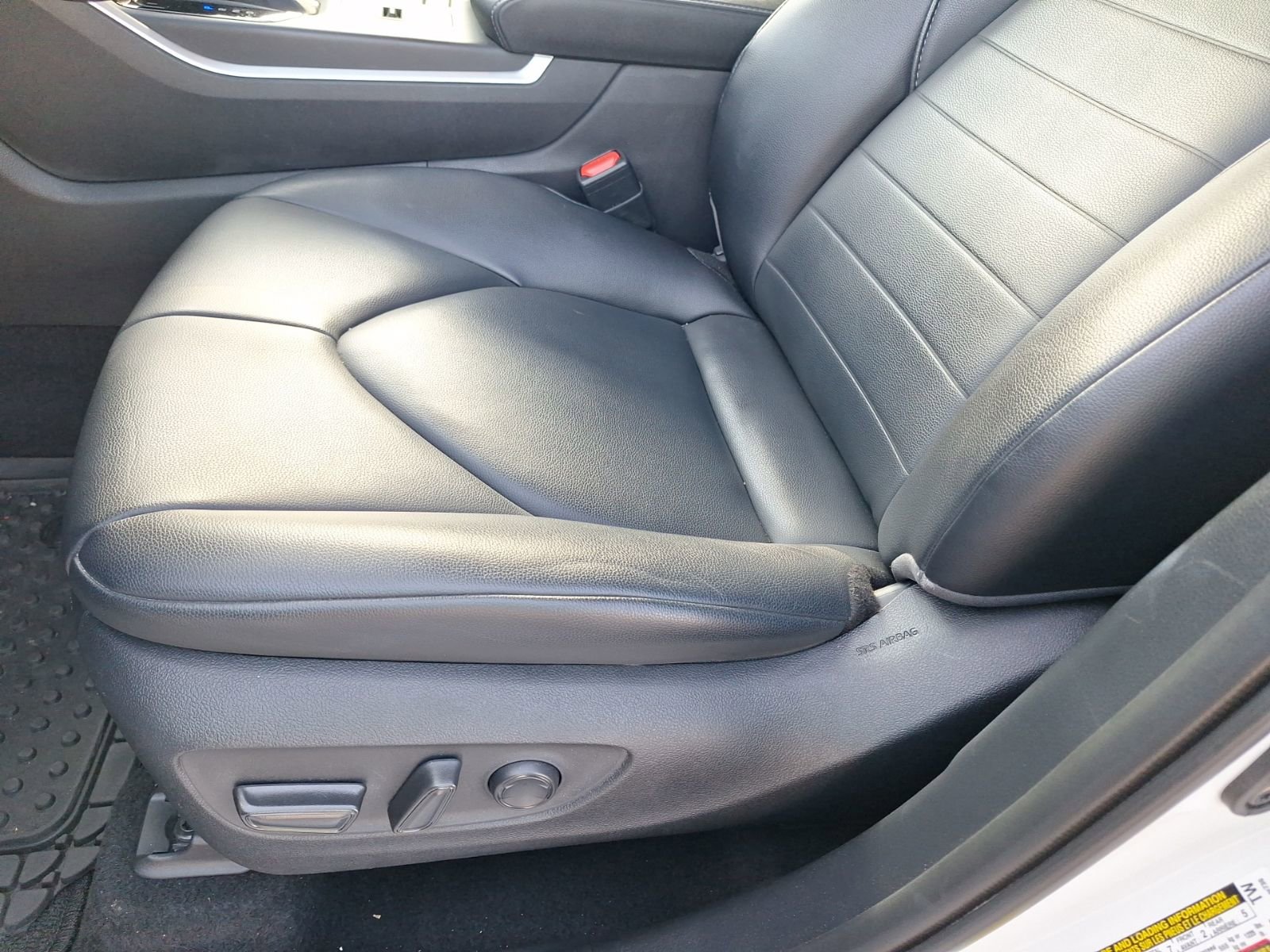Used 2020 Toyota Highlander XLE FWD image 16