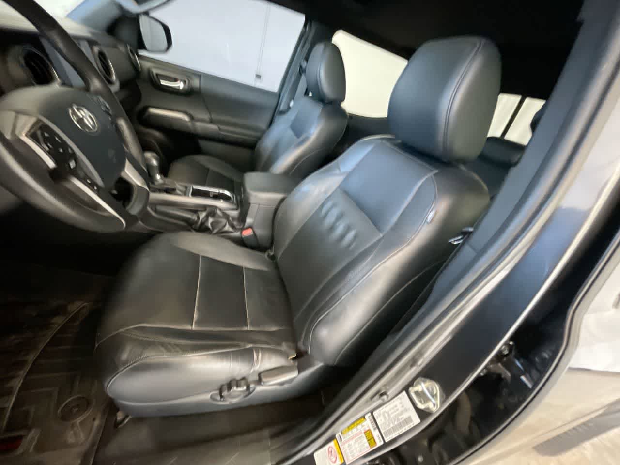 Used 2018 Toyota Tacoma TRD Off-Road AWD/4WD image 11
