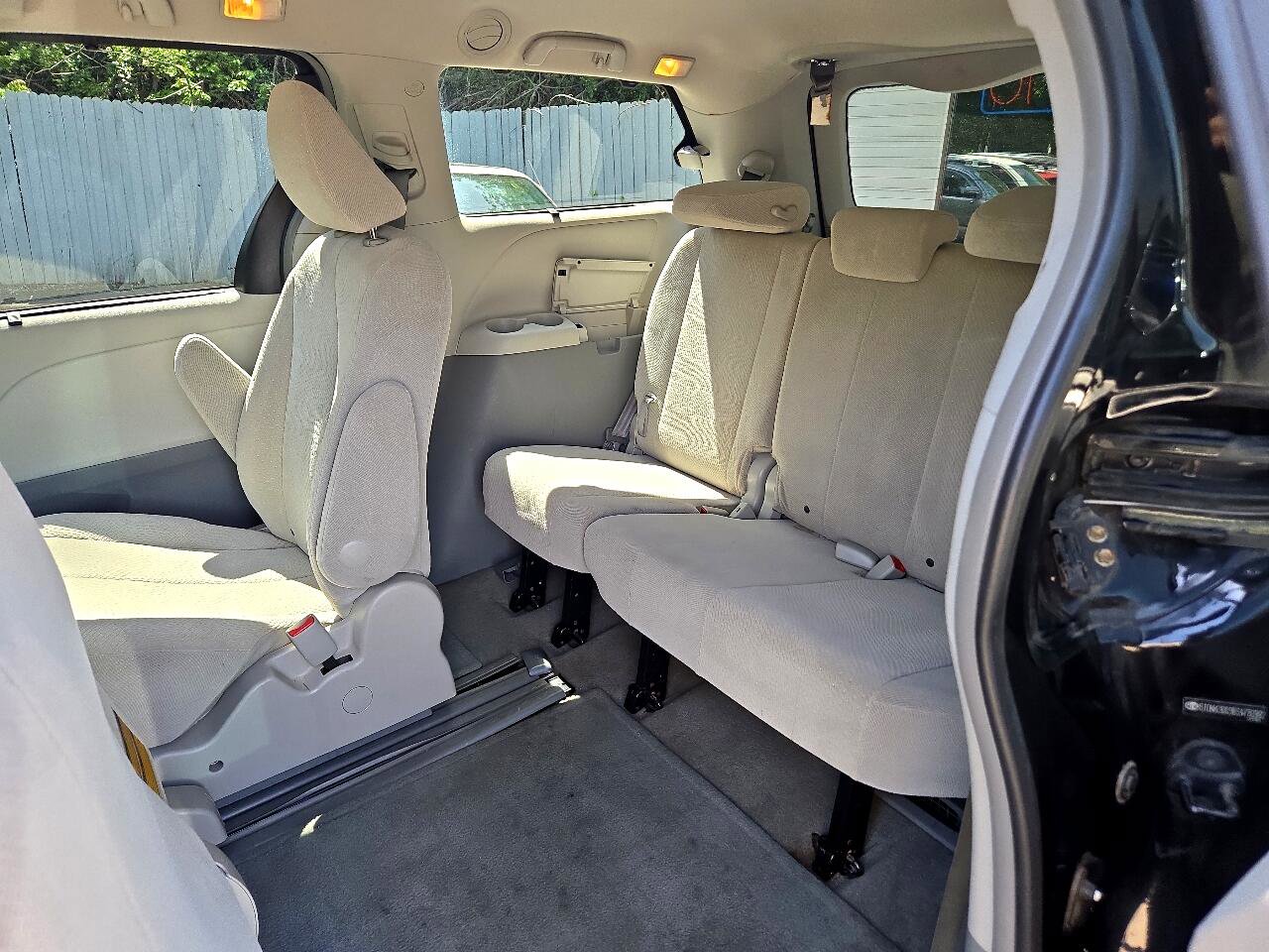 Used 2014 Toyota Sienna LE image 12