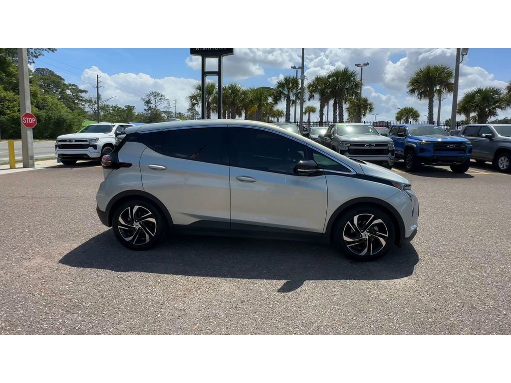 Used 2022 Chevrolet Bolt LT w/ Infotainment Package FWD image 9