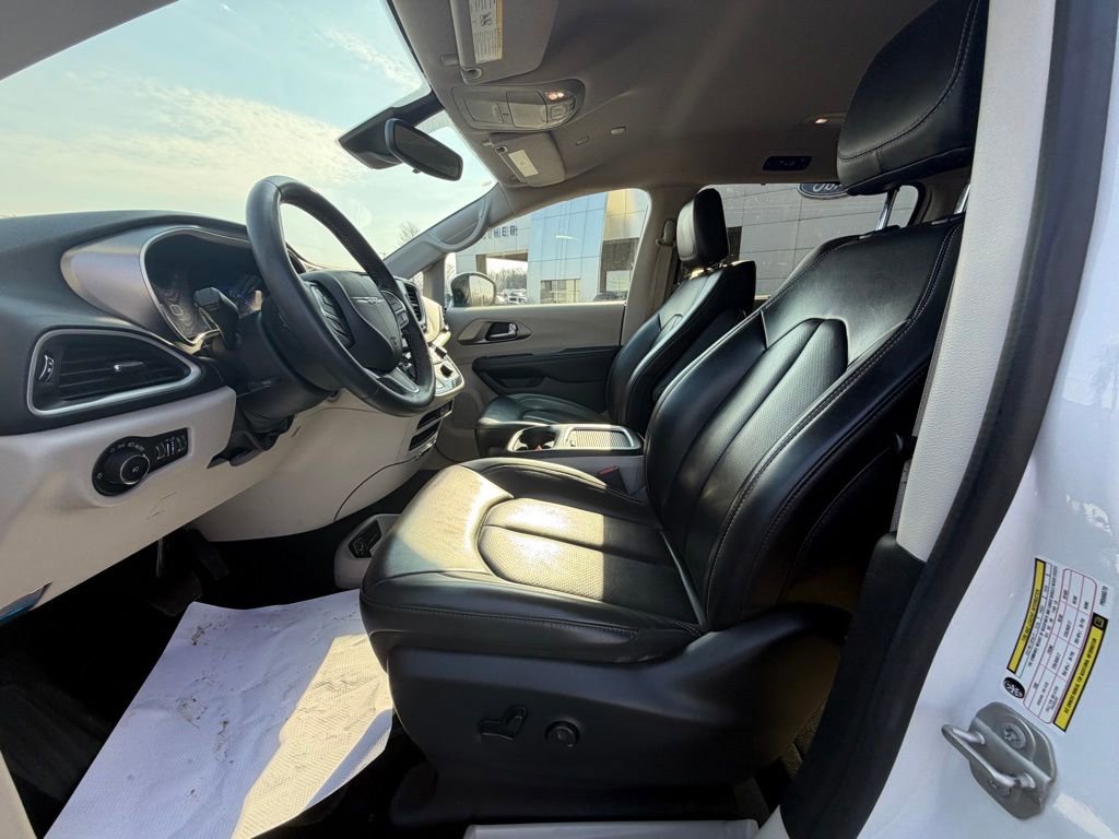 Used 2023 Chrysler Pacifica Touring-L image 22