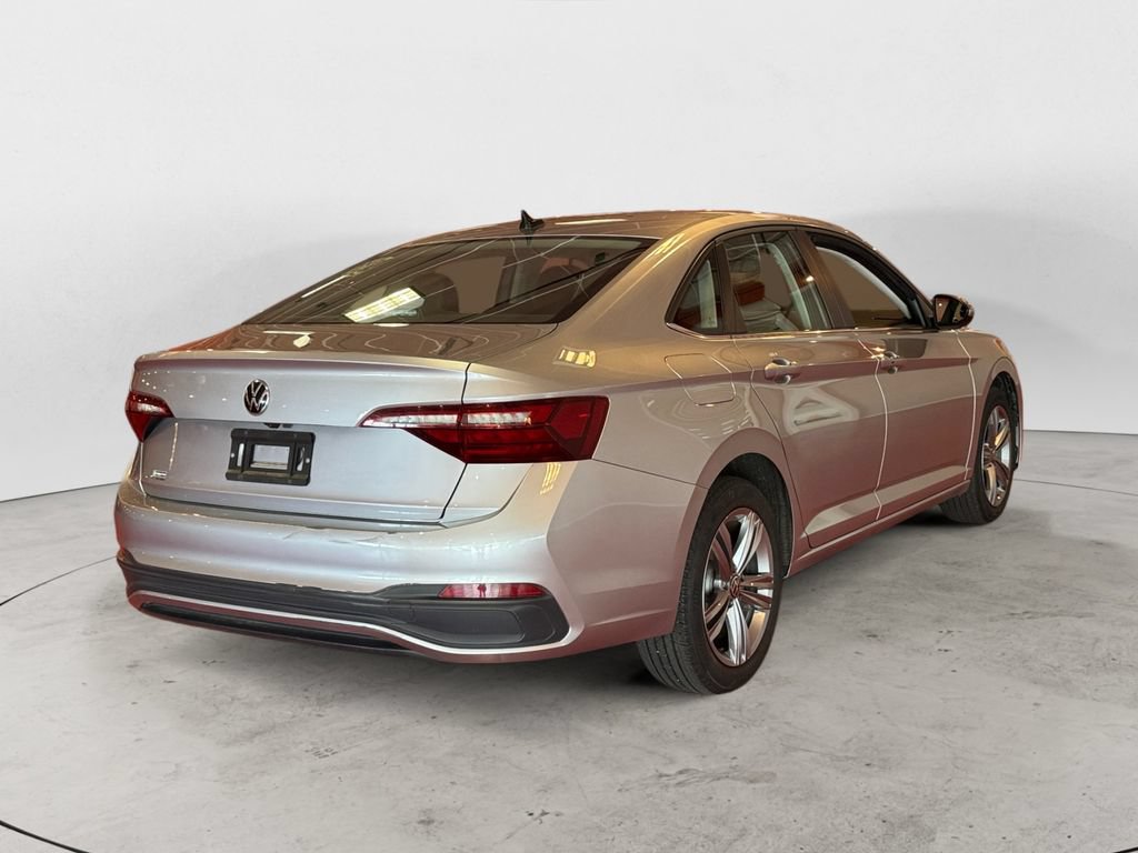 Used 2024 Volkswagen Jetta SE FWD image 3