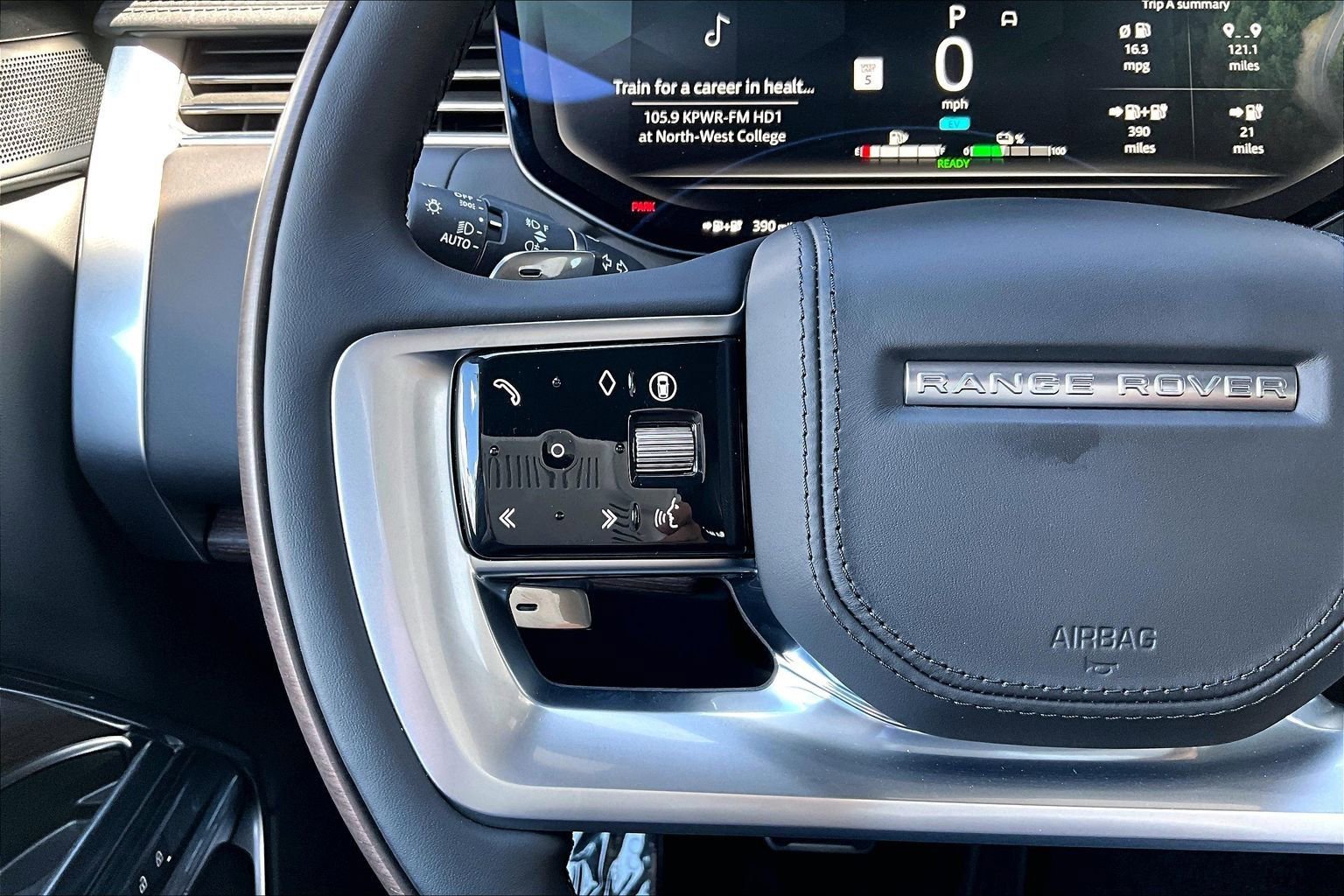 Used 2025 Land Rover Range Rover SE image 17
