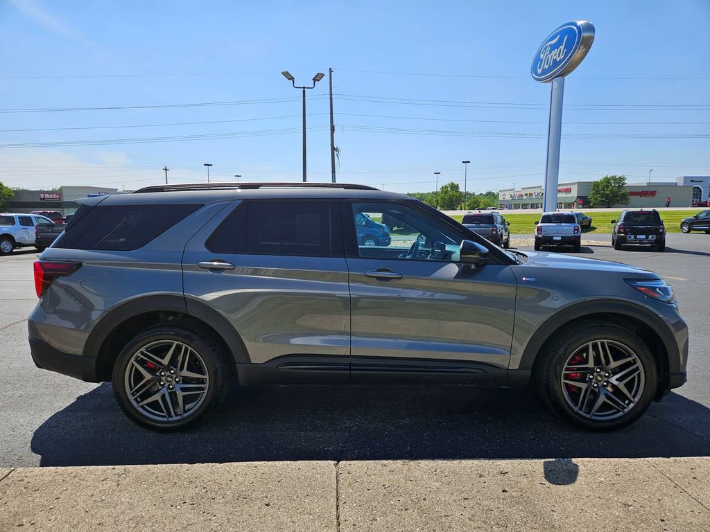 Used 2025 Ford Explorer ST-Line w/ ST-Line Street Pack AWD/4WD image 5