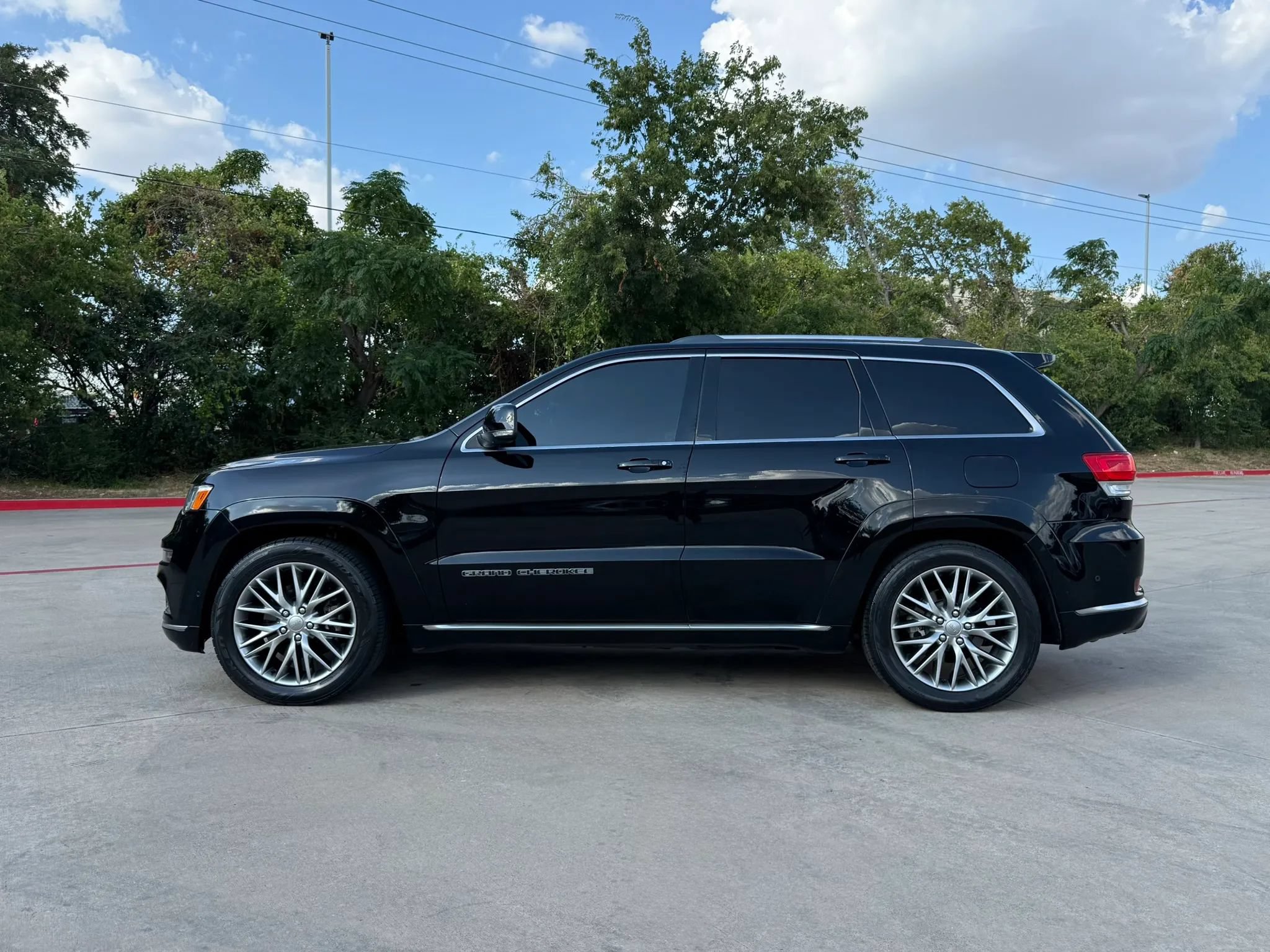 Used 2017 Jeep Grand Cherokee Summit w/ Platinum Series Group AWD/4WD image 3