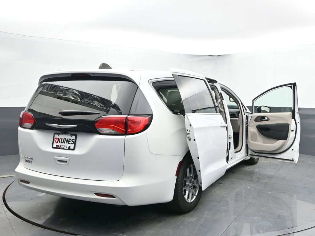 Used 2023 Chrysler Voyager LX FWD image 39