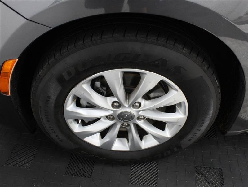 Used 2018 Chrysler Pacifica Touring-L FWD image 19