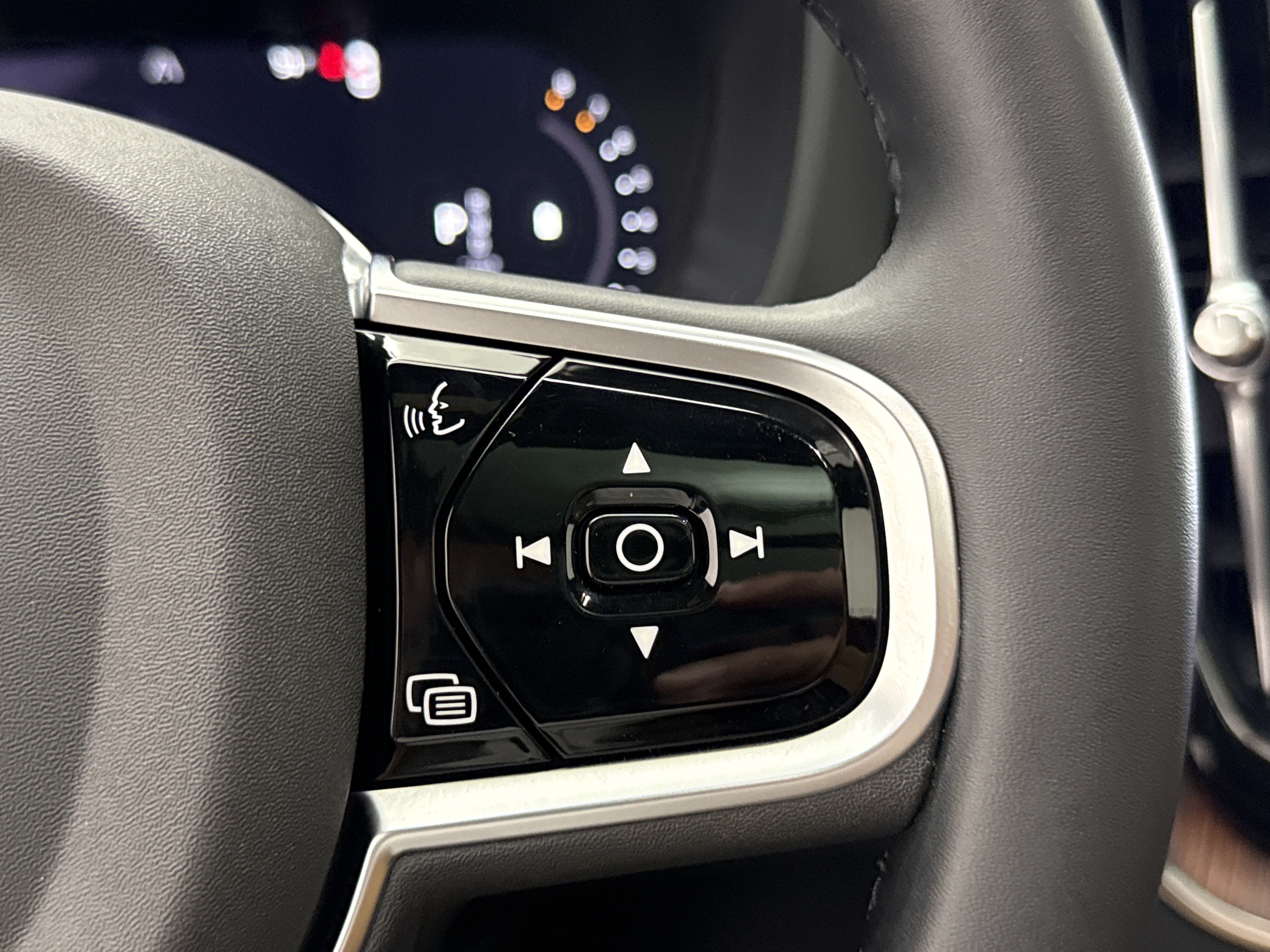 Certified 2025 Volvo XC60 B5 Ultra w/ Protection Package Premier AWD/4WD image 18