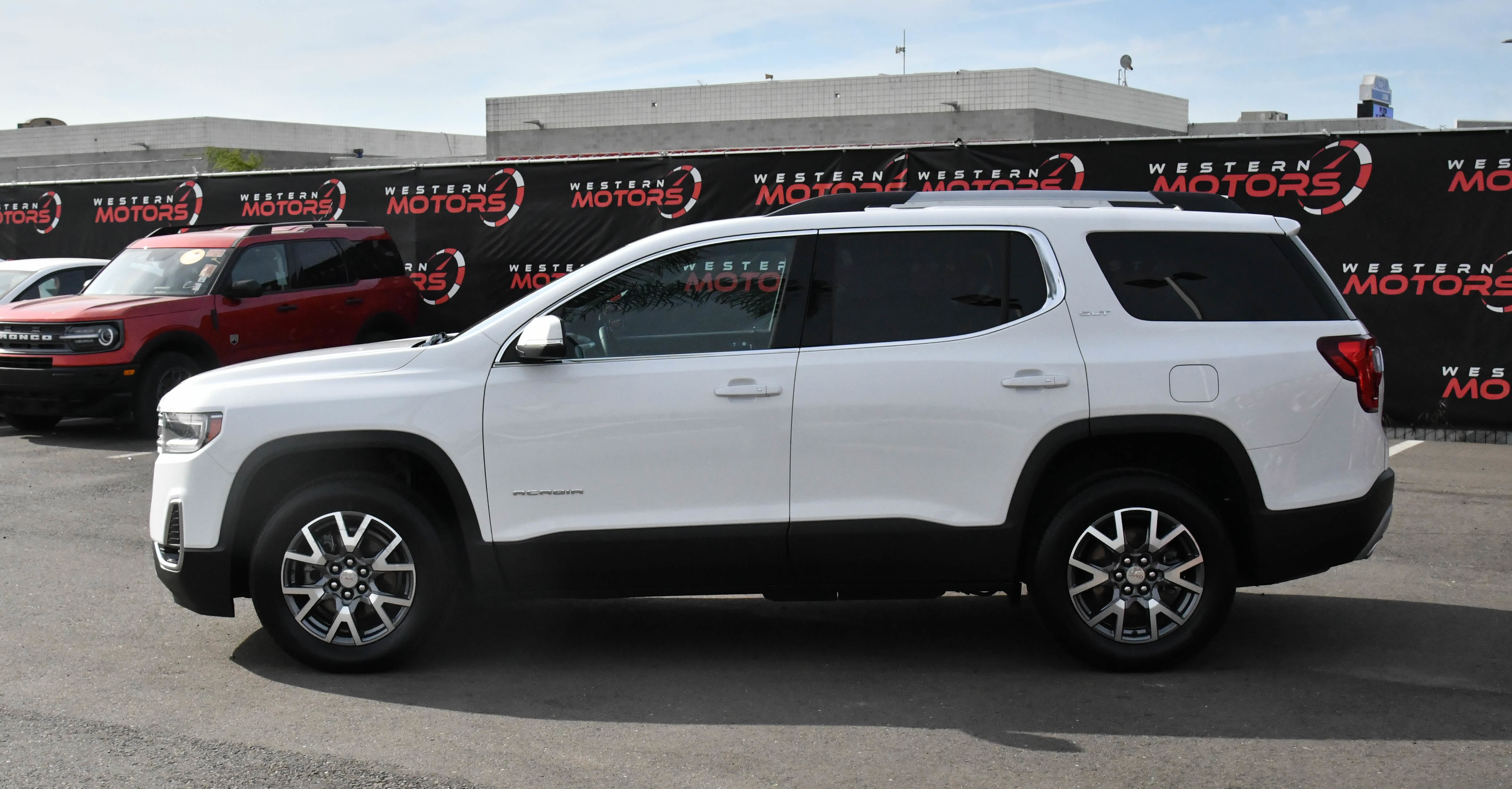 Used 2023 GMC Acadia SLT image 4