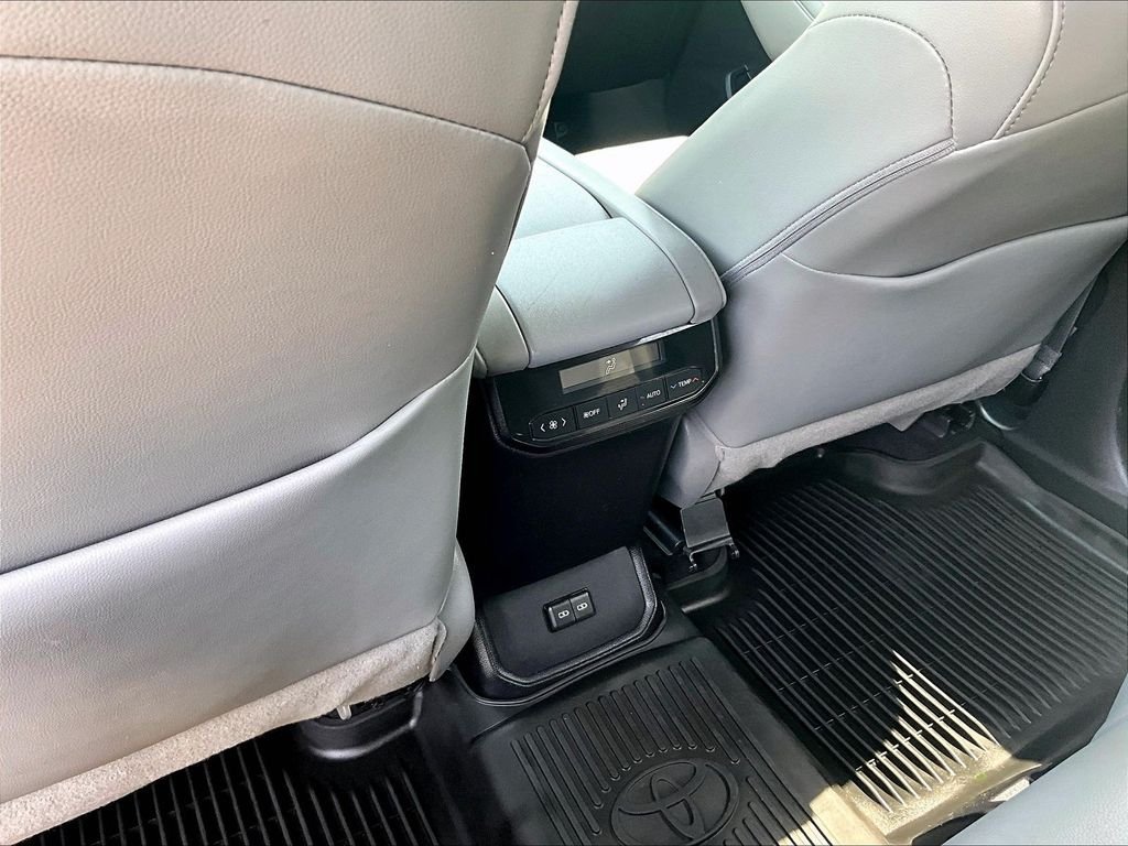 Used 2022 Toyota Highlander XLE AWD/4WD image 27