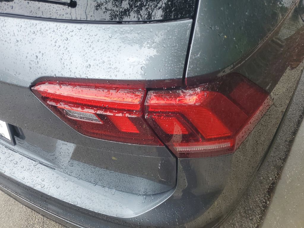 Used 2022 Volkswagen Tiguan SE R-Line image 16