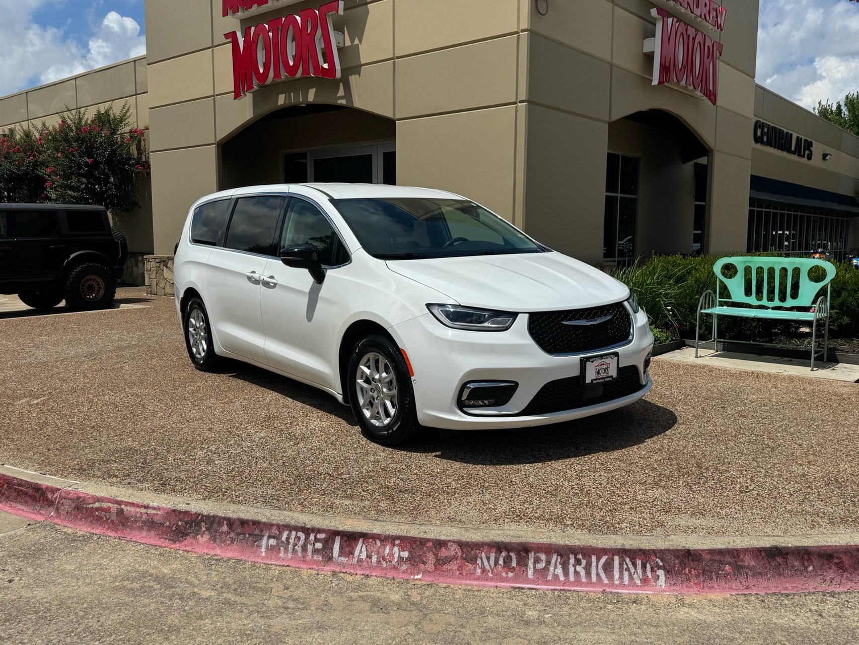 Used 2024 Chrysler Pacifica Touring-L FWD image 5