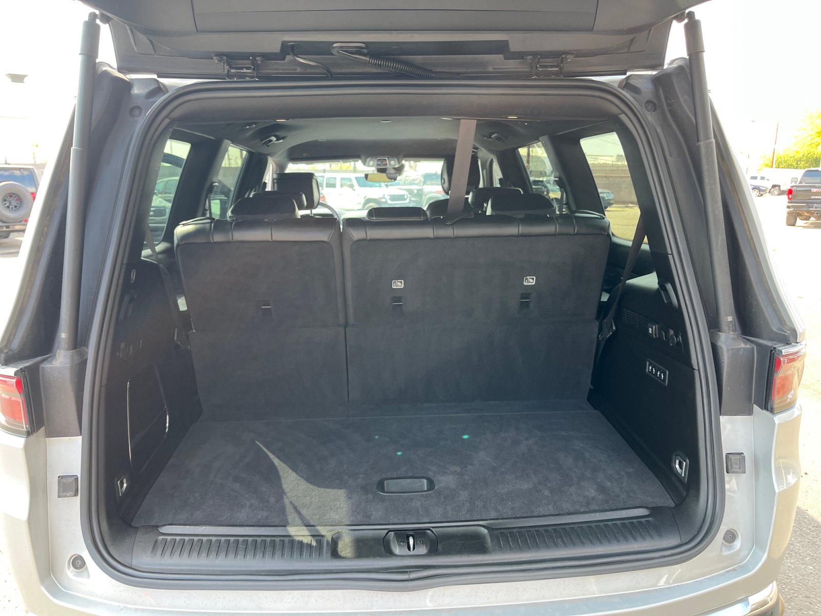 Used 2024 Jeep Wagoneer Series III AWD/4WD image 29