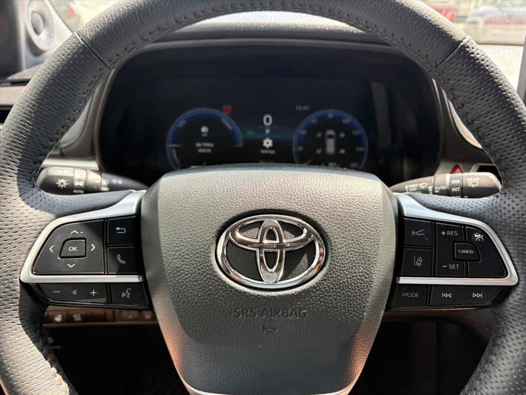 Used 2025 Toyota Sienna Platinum FWD image 17