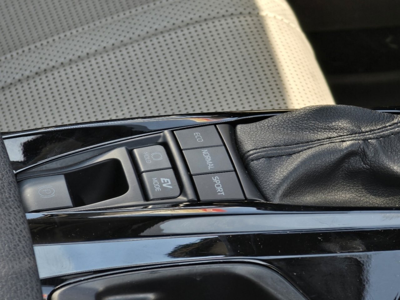 Used 2025 Toyota Camry XLE AWD/4WD image 13