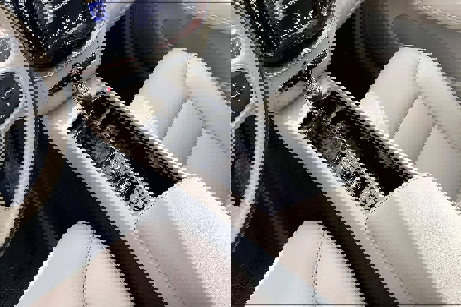 Used 2021 Volvo XC60 T6 Momentum image 17